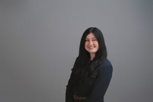 Laina Headshot LG-02